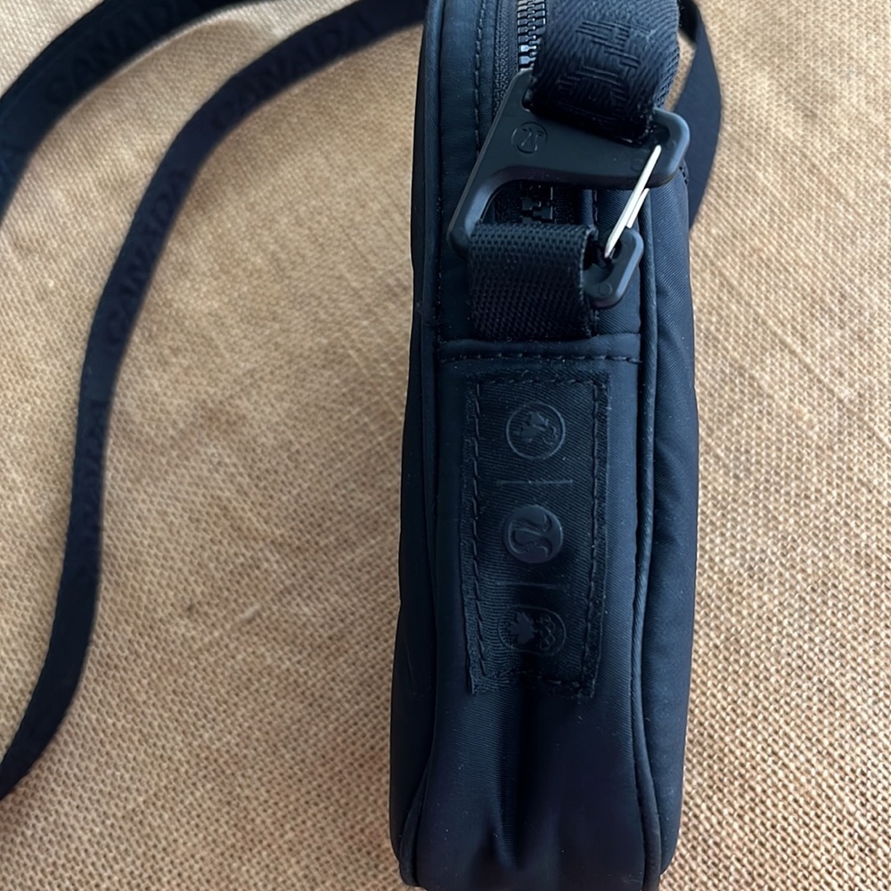 SOLD-Lululemon athletic crossbody bag black small - Picture 3 of 5